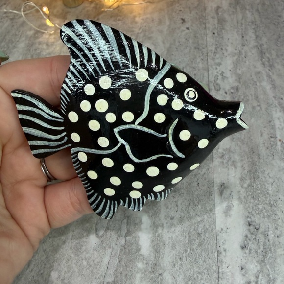 Vintage Angel Fish Wooden Brooch Painted Carved Jewelry Ocean Figural - Picture 3 of 4